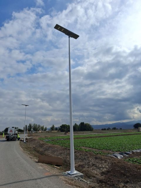 Instalan 17 luminarias LED con alimentación solar en la carretera RM-D3 para mejorar la seguridad vial entre Lorca y La Hoya - 1, Foto 1