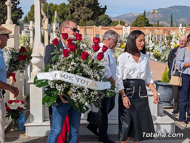 El PSOE de Totana rinde homenaje en la fosa común a las víctimas de la Guerra Civil y la dictadura, Foto 1