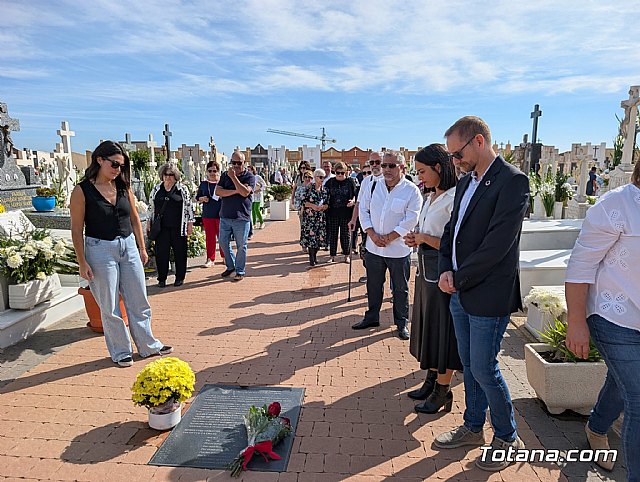El PSOE de Totana rinde homenaje en la fosa común a las víctimas de la Guerra Civil y la dictadura, Foto 4