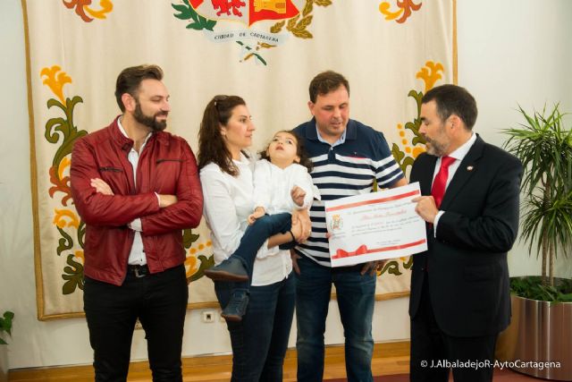 El musical Regreso a los 80 dona 4.200 euros a la pequeña Alba Mota para financiar su tratamiento - 1, Foto 1