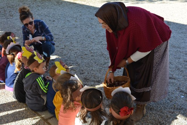El conde de Floridablanca visita el colegio de Las Lomas con motivo de su castañada - 1, Foto 1