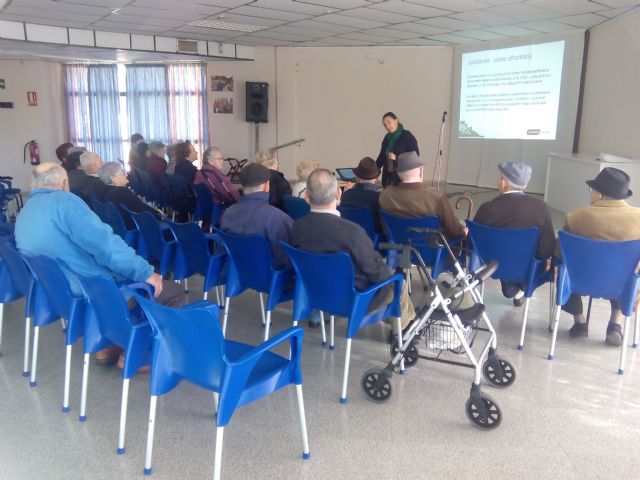 Los mayores de Alhama charlan sobre cmo disfrutar de la jubilacin, Foto 3
