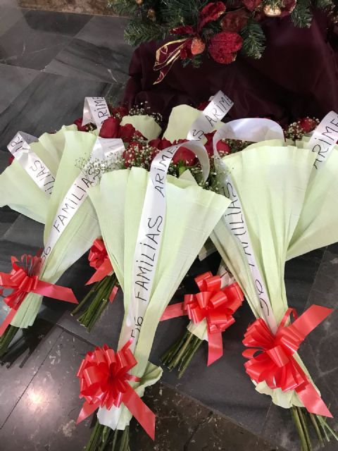 Los trabajadores de ARIMESA han realizado una ofrenda de 56 rosas por cada una de las familias afectadas por el cierre de su empresa con el que amenaza el Ayuntamiento de Santomera - 1, Foto 1