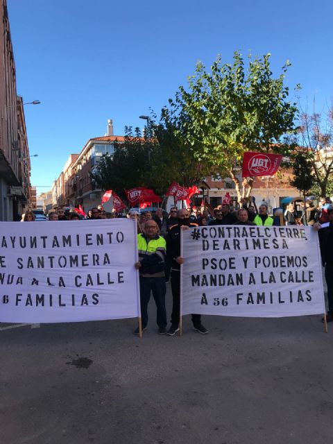 Los trabajadores de ARIMESA han realizado una ofrenda de 56 rosas por cada una de las familias afectadas por el cierre de su empresa con el que amenaza el Ayuntamiento de Santomera - 2, Foto 2