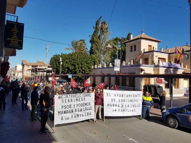 Los trabajadores de ARIMESA han realizado una ofrenda de 56 rosas por cada una de las familias afectadas por el cierre de su empresa con el que amenaza el Ayuntamiento de Santomera - 3, Foto 3