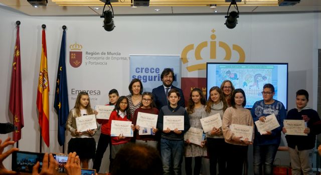 La Comunidad premia a los diez escolares que mejor plasman la prevención de riesgos en su entorno - 1, Foto 1