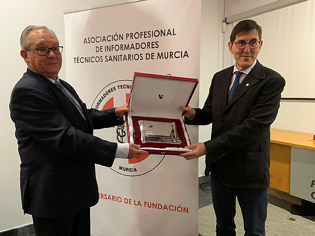 La Consejería de Salud recibe la Insignia de Oro de la Asociación de Informadores Técnicos Sanitarios de la Región - 1, Foto 1