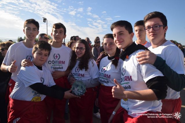 Equipos del Colegio de Ingenieros Técnicos Industriales y del País Vasco, primer y segundo puesto en la carrera Greenpower - 1, Foto 1