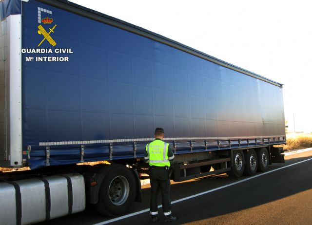 La Guardia Civil investiga al conductor de un camión que casi cuadruplicaba la tasa máxima de alcohol - 1, Foto 1