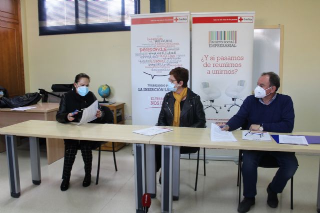 Aguas de Jumilla y Cruz Roja firman un convenio para el desarrollo de itinerarios de inserción personalizados para mayores de 45 años - 2, Foto 2