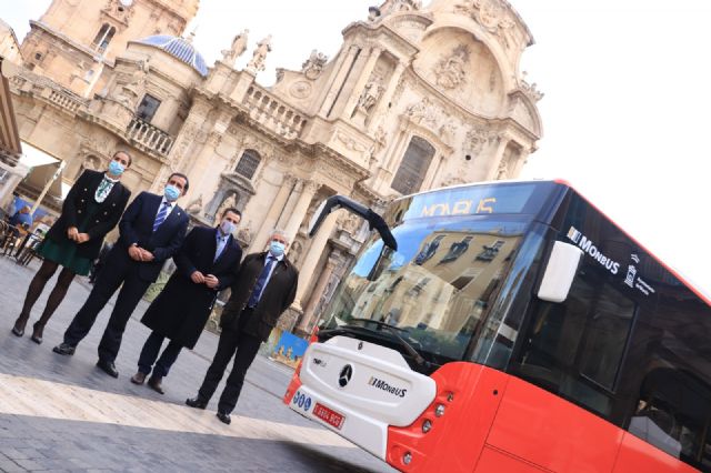 El 'rojo Murcia' protagoniza el nuevo diseño de los autobuses que unirán Murcia y pedanías - 1, Foto 1