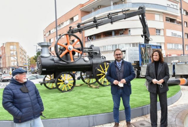 El Ayuntamiento de Lorca instala la histórica locomóvil en la rotonda situada entre las avenidas Europa y Rafael Maroto - 1, Foto 1