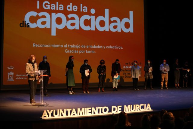 Murcia ilumina mañana de naranja sus espacios y edificios emblemáticos para conmemorar el Día Internacional de las Personas con Discapacidad - 2, Foto 2