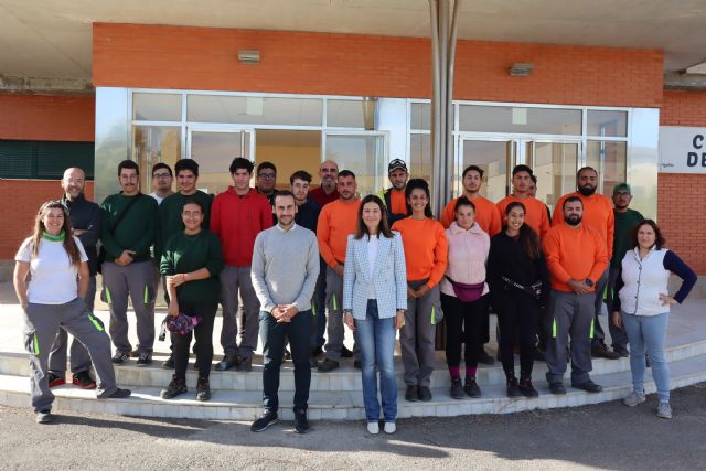 Los 24 alumnos trabajadores participantes en el PMEF de jóvenes reciben sus contratos - 1, Foto 1