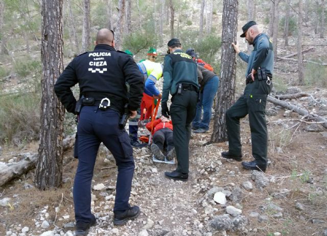 La Guardia Civil rescata a un senderista herido en el pasaje La Atalaya de Cieza - 1, Foto 1