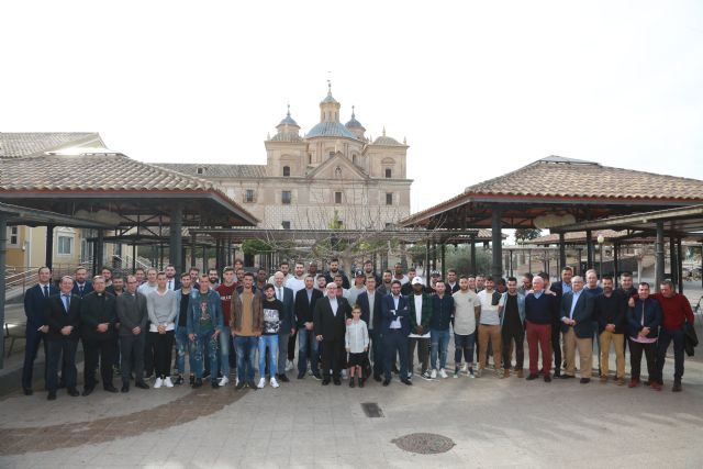 Los equipos de baloncesto y fútbol de la UCAM celebran una jornada de hermanamiento y buenos deseos para 2018 - 1, Foto 1
