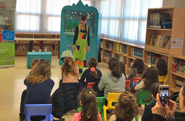 La campaña regional de cuentacuentos que promueve la compra de juguetes no sexistas pasó por la biblioteca municipal - 1, Foto 1