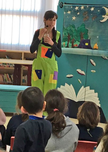 La campaña regional de cuentacuentos que promueve la compra de juguetes no sexistas pasó por la biblioteca municipal - 2, Foto 2