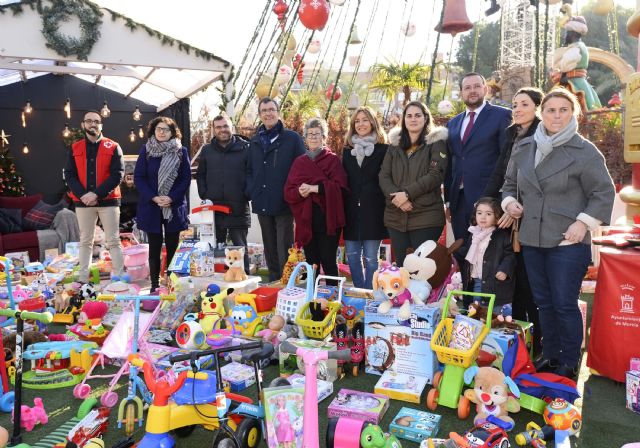 Los niños murcianos donan más de 3.000 juguetes en el Punto Solidario del Gran Árbol de Navidad - 1, Foto 1