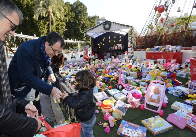 Los niños murcianos donan más de 3.000 juguetes en el Punto Solidario del Gran Árbol de Navidad - 2, Foto 2