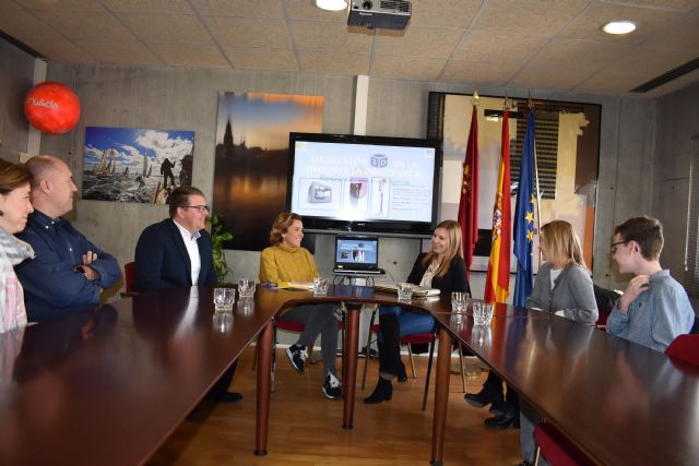 La consejera Adela Martínez-Cachá recibe a la ganadora del XXX certamen nacional de Jóvenes Investigadores - 1, Foto 1