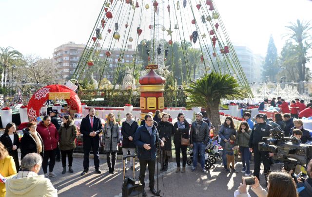 Las niñas y niños murcianos donan más de 4.000 juguetes en el gran Árbol de la Navidad - 1, Foto 1