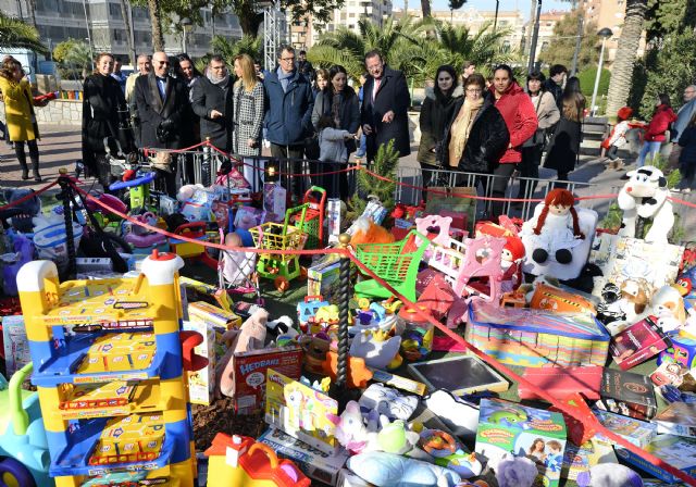 Las niñas y niños murcianos donan más de 4.000 juguetes en el gran Árbol de la Navidad - 2, Foto 2