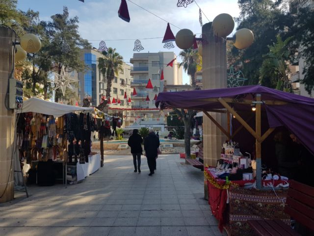 El jardín de Campoamor se viste de fiesta con la celebración del Mercadillo Navideño - 3, Foto 3