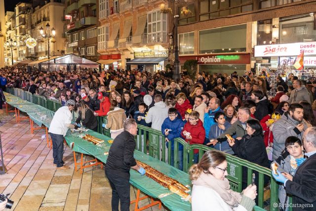Centenares de ciudadanos se unen a la degustación del roscón gigante en la plaza del Ayuntamiento de Cartagena - 1, Foto 1