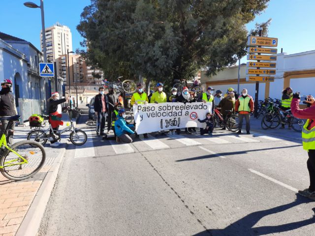 Los colectivos a favor de la movilidad sostenible inician 2021 pedaleando por las calles de Cartagena - 1, Foto 1