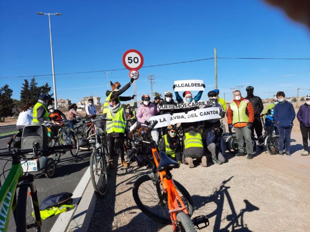 Los colectivos a favor de la movilidad sostenible inician 2021 pedaleando por las calles de Cartagena - 2, Foto 2