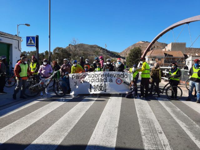 Los colectivos a favor de la movilidad sostenible inician 2021 pedaleando por las calles de Cartagena - 3, Foto 3