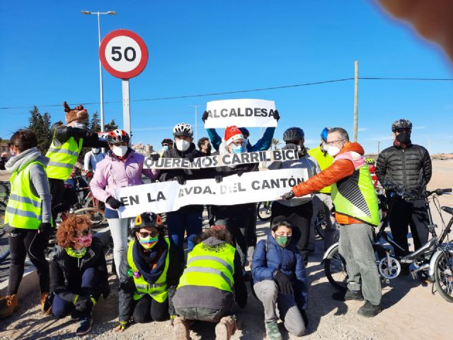 Los colectivos a favor de la movilidad sostenible inician 2021 pedaleando por las calles de Cartagena - 5, Foto 5