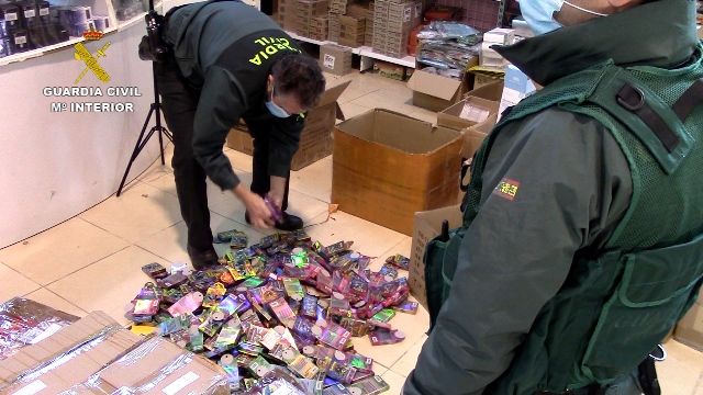 La Guardia Civil se incauta de 30.000 juguetes falsificados en cinco centros mayoristas de Murcia - 1, Foto 1