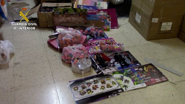 La Guardia Civil se incauta de 30.000 juguetes falsificados en cinco centros mayoristas de Murcia - 2, Foto 2