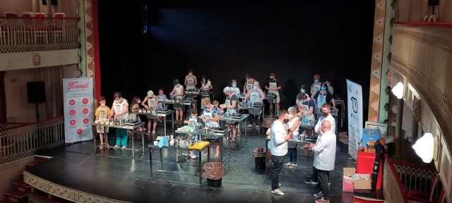 El ciclo 'Cocina con tu abuelo' llega a 27 municipios para transmitir a las nuevas generaciones las recetas típicas de la Región - 1, Foto 1