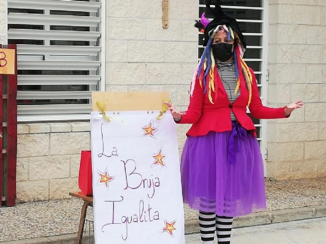 Lita, la Bruja Igualita visita los centros educativos del municipio - 1, Foto 1