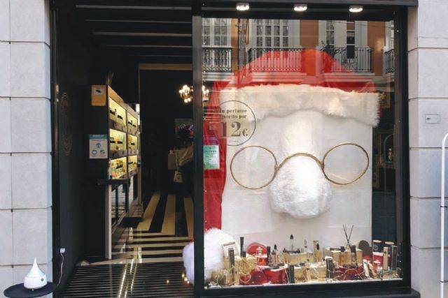 Perfumarte Cartagena gana el 9° Concurso de Escaparates de Navidad con un Papa Noel gigante - 1, Foto 1