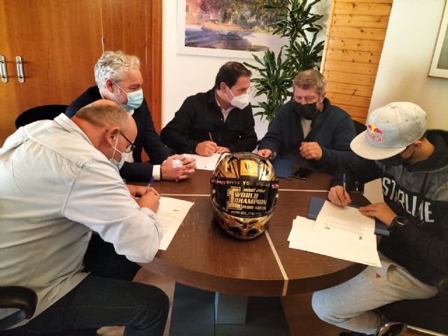 El ayuntamiento de Mazarrón apuesta por Pedro Acosta, piloto de moto2, con la firma del convenio de patrocinio para la promoción de la marca Bahía de Mazarrón - 3, Foto 3