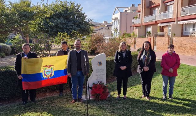 Lorca rinde homenaje con un monolito a las 12 víctimas de origen ecuatoriano fallecidas en un accidente de tráfico se mientras se desplazan a su lugar de trabajo en 2001 - 1, Foto 1