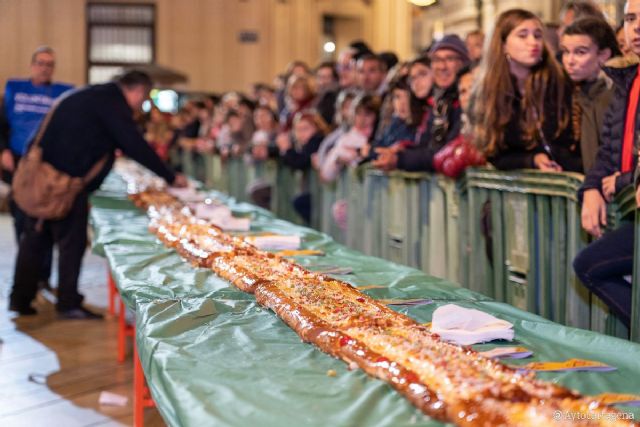 El miércoles se distribuirán 4.000 raciones de roscón gigante de reyes en la plaza del Ayuntamiento de Cartagena - 1, Foto 1