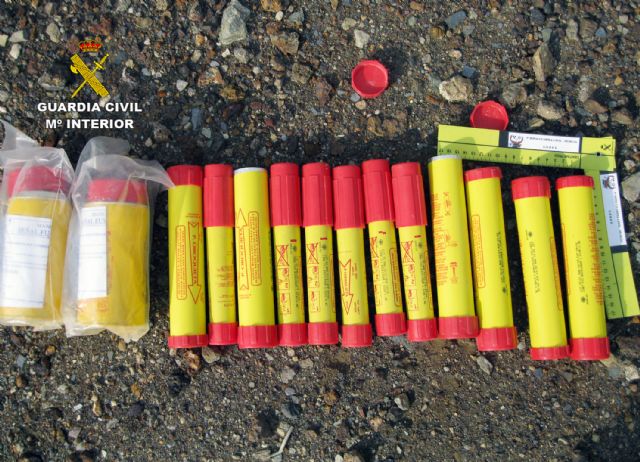 La Guardia Civil desactiva 25 bengalas náuticas incautadas en La Manga del Mar Menor - 4, Foto 4