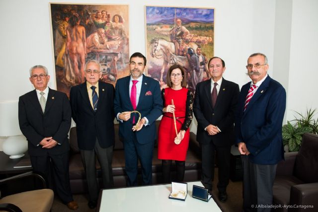 López y Castejón reciben sendas medallas de mayordomos de la Cofradía del Resucitado - 1, Foto 1