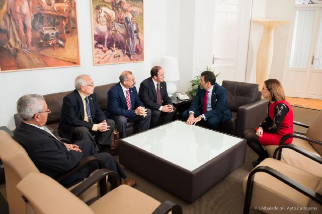 López y Castejón reciben sendas medallas de mayordomos de la Cofradía del Resucitado - 2, Foto 2