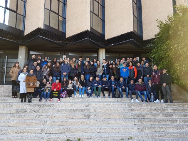 Estudiantes de Secundaria experimentan en los laboratorios de la Facultad de Química de la UMU, Foto 1