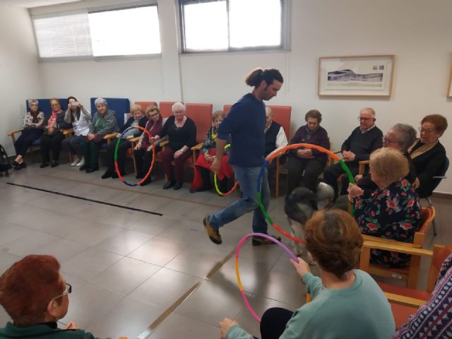 Los usuarios del Centro de Día Pedro Hernández Caballero realizan terapias con perros - 3, Foto 3