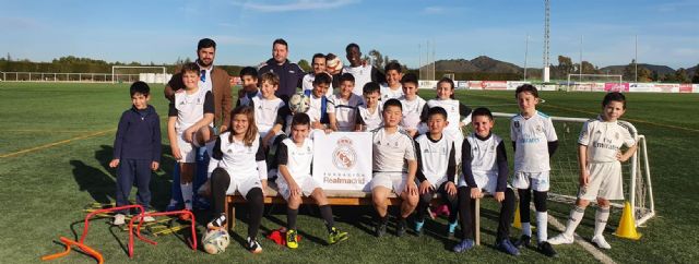 Los alumnos de la Fundación Real Madrid en Puerto Lumbreras reciben sus equipaciones oficiales - 1, Foto 1