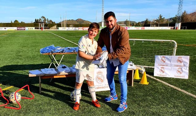 Los alumnos de la Fundación Real Madrid en Puerto Lumbreras reciben sus equipaciones oficiales - 2, Foto 2