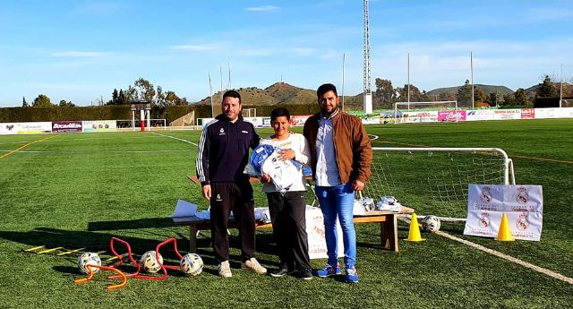 Los alumnos de la Fundación Real Madrid en Puerto Lumbreras reciben sus equipaciones oficiales - 3, Foto 3