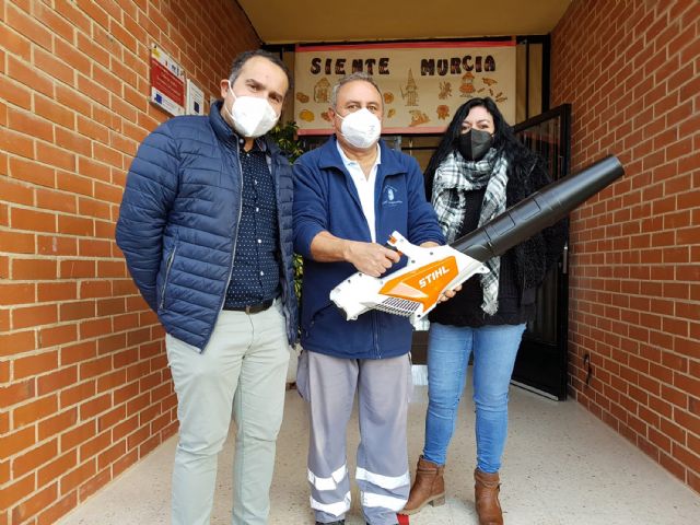 Seis colegios torreños reciben barredoras y sopladoras eléctricas para la limpieza de sus zonas exteriores - 1, Foto 1